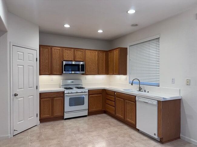 Photo - North Natomas- 3 Bed 2.5 bath 2 Car Corner home