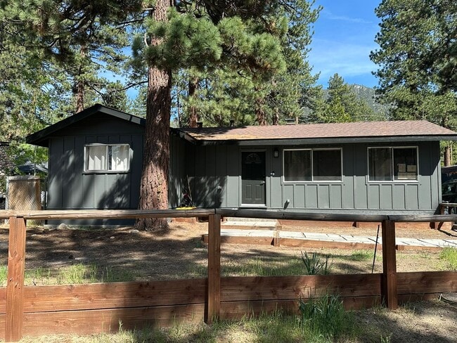 Building Photo - Lovley newly renovated 3Bd home available for a seasonal lease (3-6 months)! Call today to inquire!