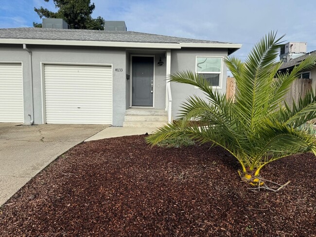 Building Photo - Beautifully Updated 2/2 Duplex - 4033 Miller Way