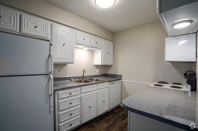 1BR, 1BA - 528SF - Kitchen Functional kitchen with ample storage