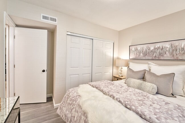 Photo - 1215 Eagle Ave Unit 1215 Eagle Ave #B - LU