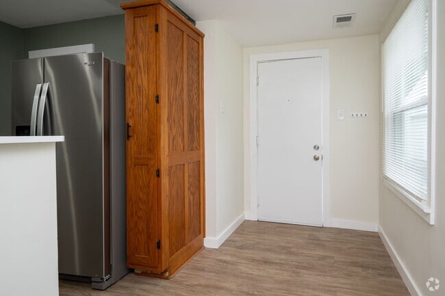 Building Photo - 3 Bed/1 Bath duplex Rental
