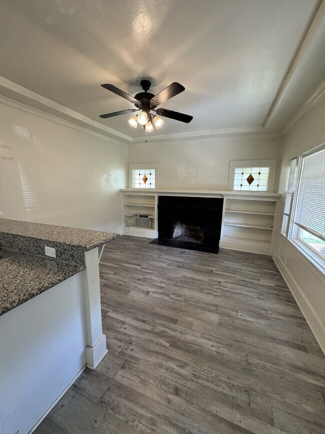 MOVE IN SPECIAL!! 
Welcome to this charming 1-bedroom, 1-bathroom home located in a convenient Me...