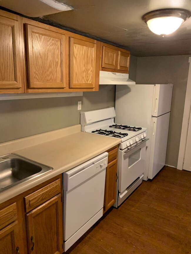 Building Photo - 372 S Bouquet St Unit Apt. A