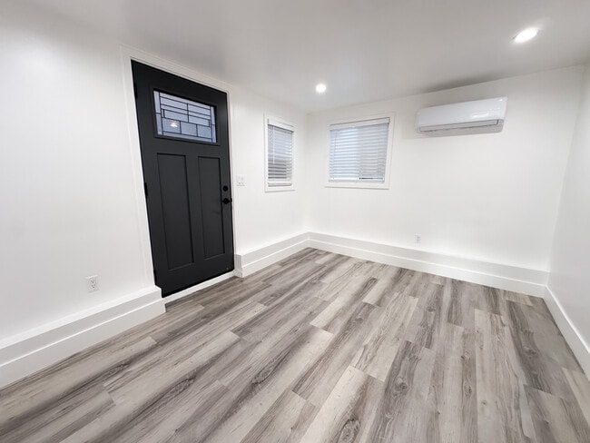 Photo - 514 1/2-3022 W 21st St