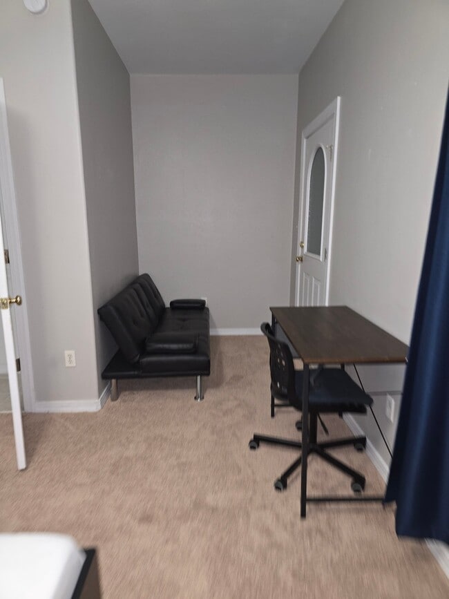 Photo - 1401 W 40th St