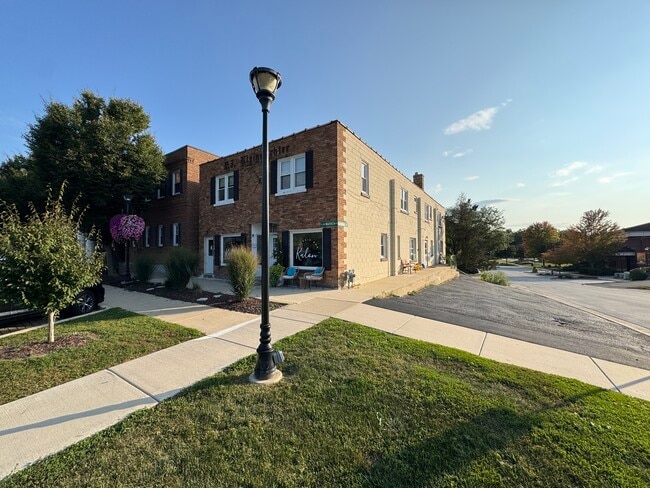 Building Photo - 3S230 Warren Ave Unit 4 Rental