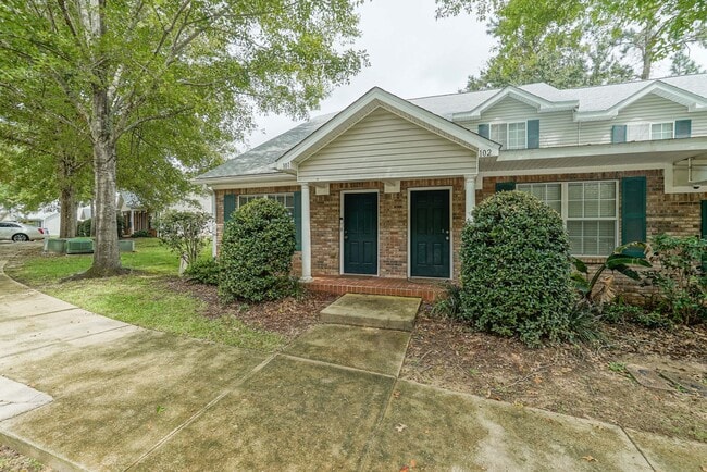 Building Photo - 3 Bedroom 3 Bathroom in Savannah Crossing ...