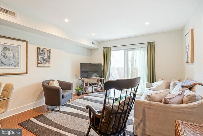 Photo - 1926 Bainbridge St Unit A