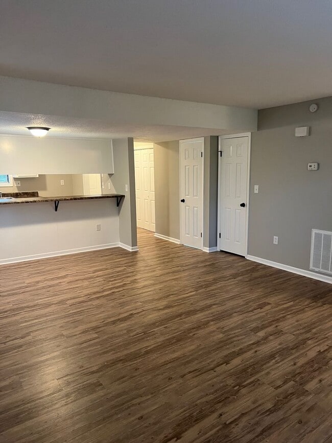 Building Photo - 2 Bedroom/1.5 Bathroom Townhome in Clemson, SC! Unit 10