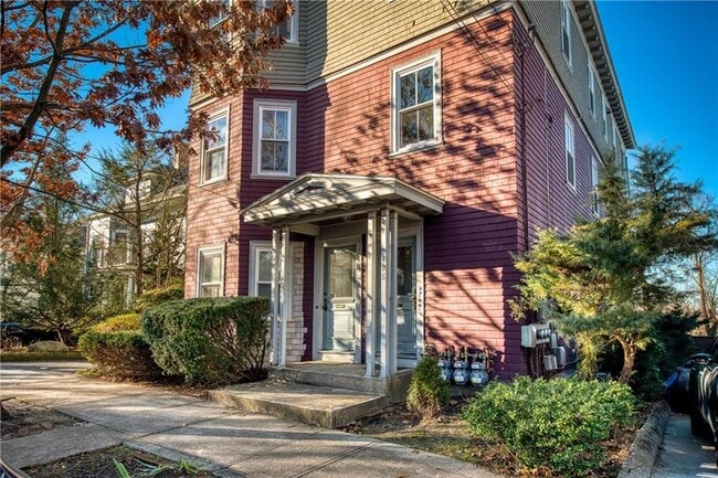 Building Photo - 128 Congdon St