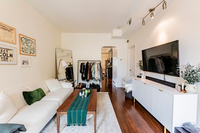 Building Photo - 2251 W Melrose St Unit 1 Rental