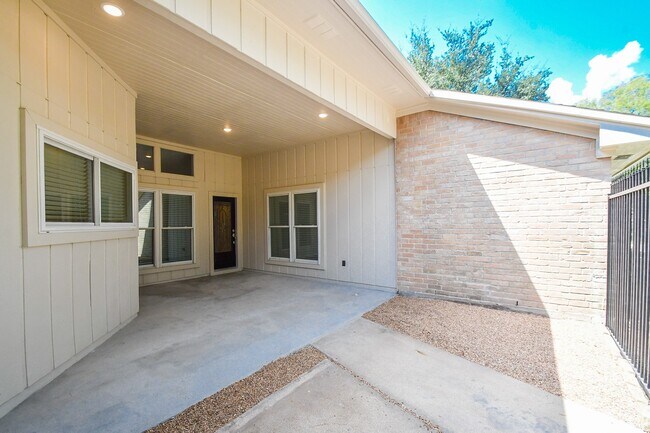 Photo - 16117 De Lozier St