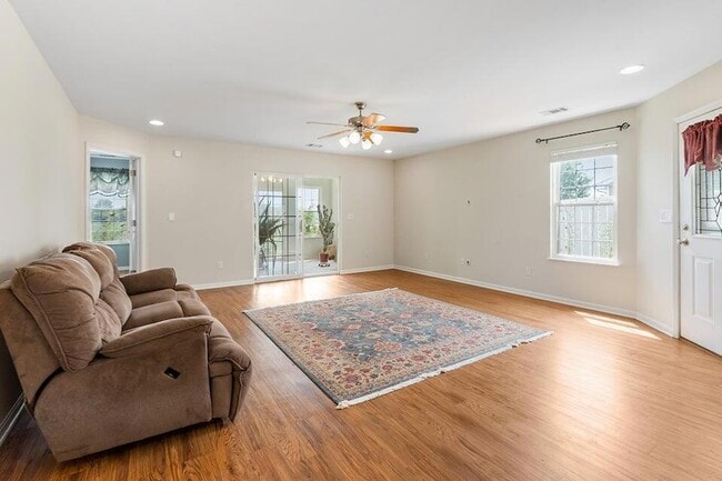 Photo - 10557 Maine Dr