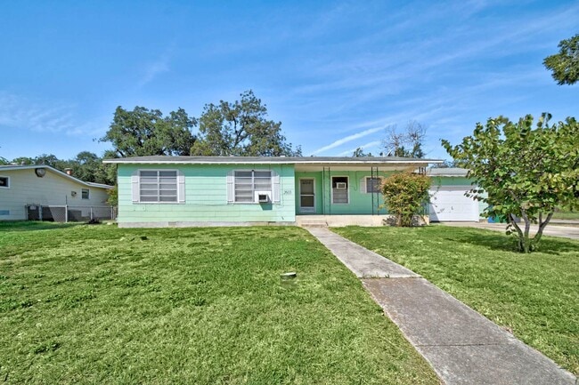 Building Photo - Charming move-in ready home on a spacious ...