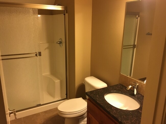 baño completo en la planta superior - 2060 SW Kendra St