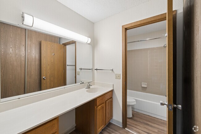 2BR, 2BA - 964SF - Primary Bathroom