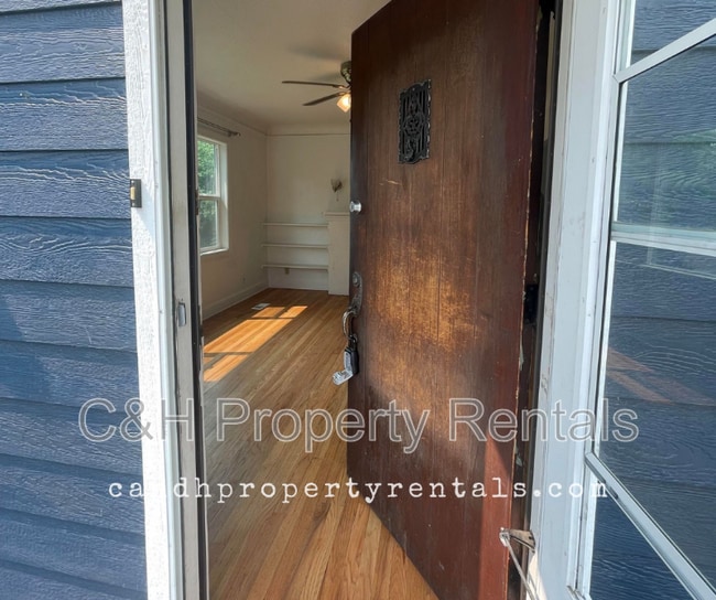 Building Photo - 1302 1st St W Rental