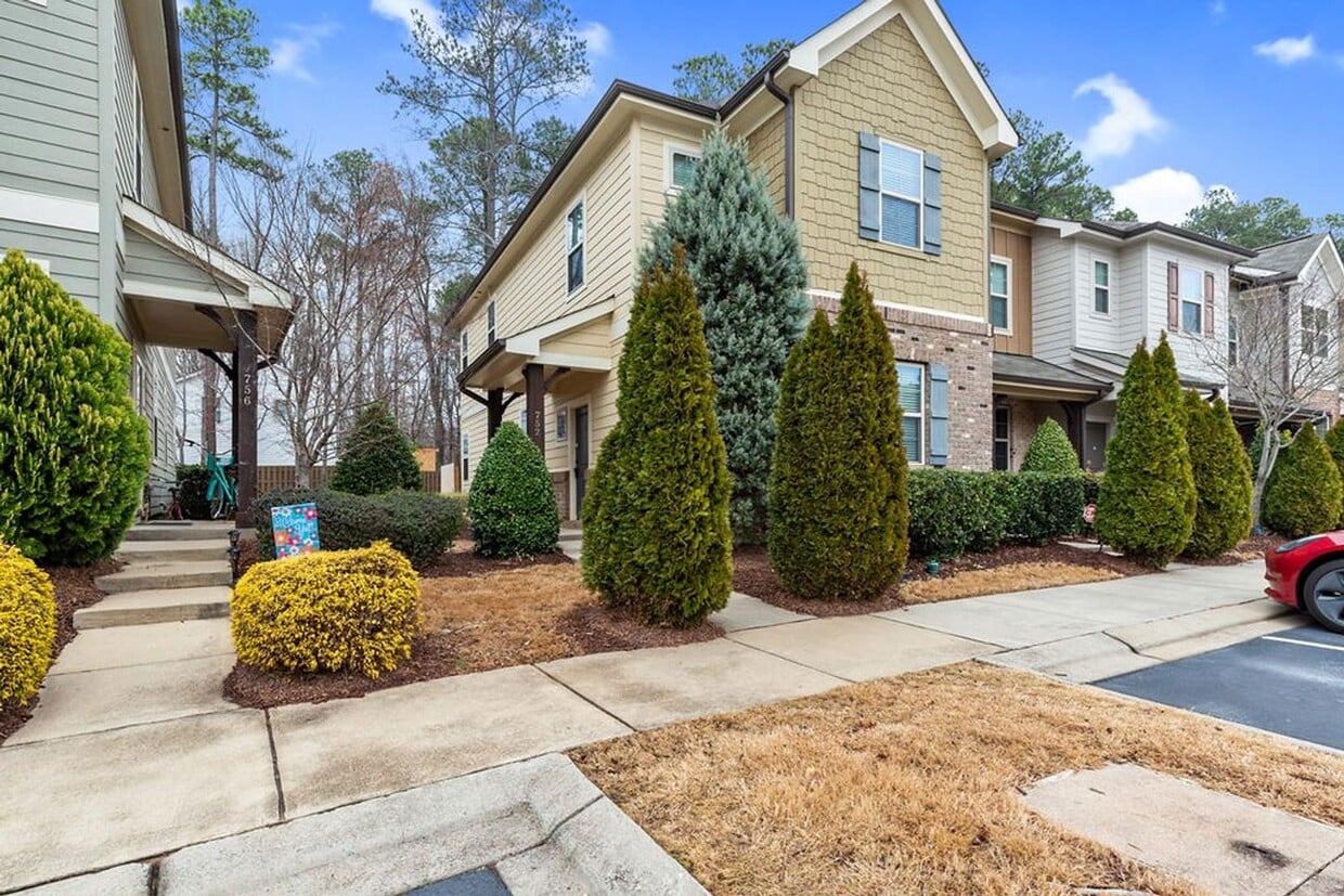 End Unit Townhome Available in Apex! - End Unit Townhome Available in Apex!