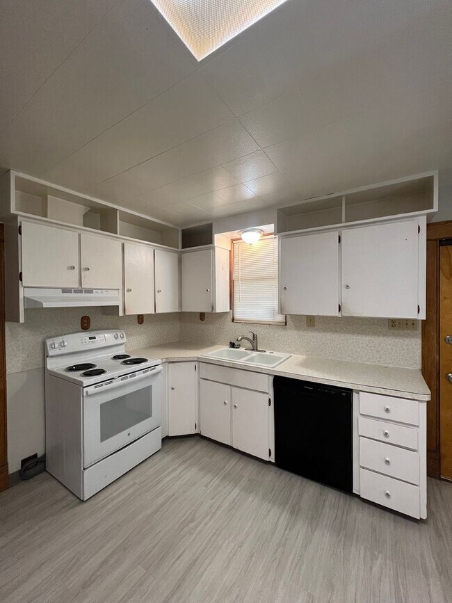 Photo - Charming 4 Bed 2 Bath in Gonzaga!!