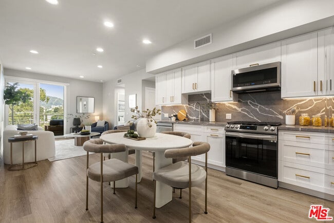 Photo - 7428 Santa Monica Blvd Unidad 501