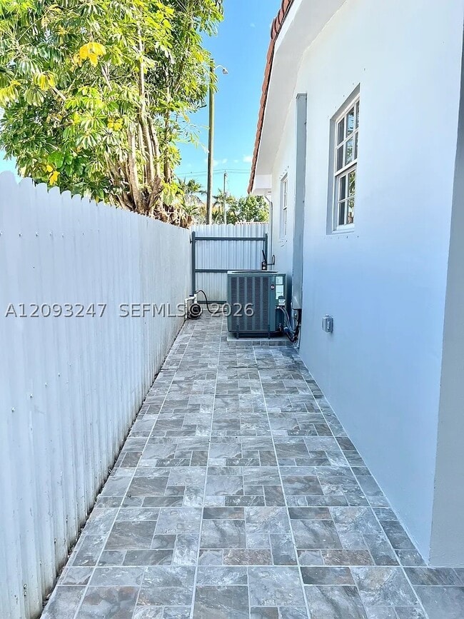 1175 W 33rd St