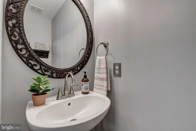 Photo - 583 Henderson Rd