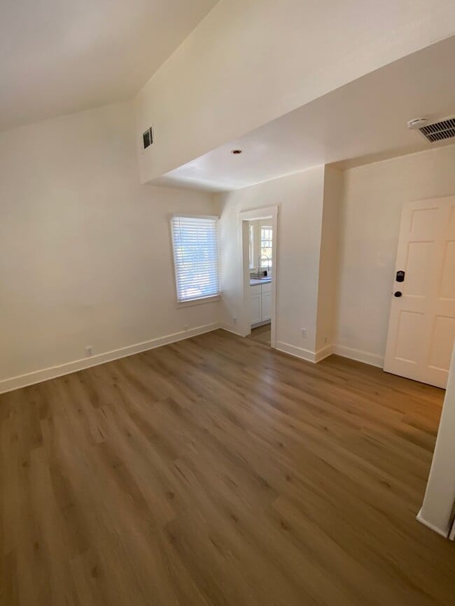 Building Photo - 125 W Micheltorena St Unit B