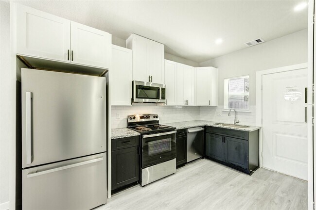 Photo - 8157 Tate St