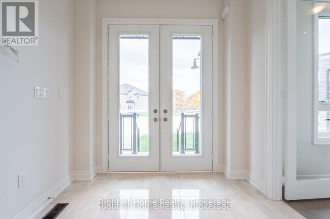 Photo - 94 Smokey Holw Pl