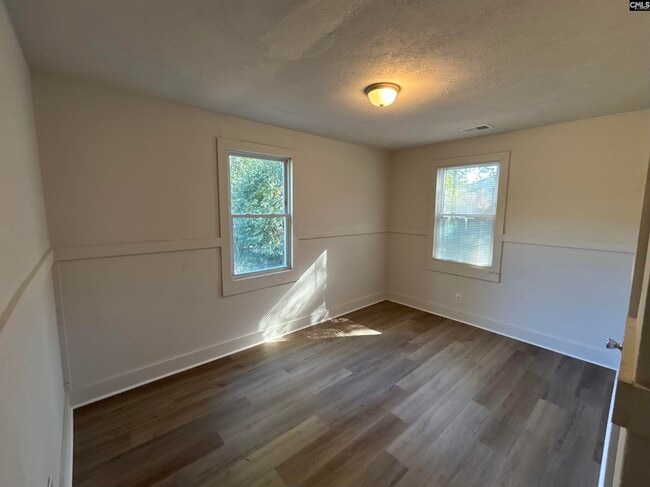 Photo - 2327 Laurie St