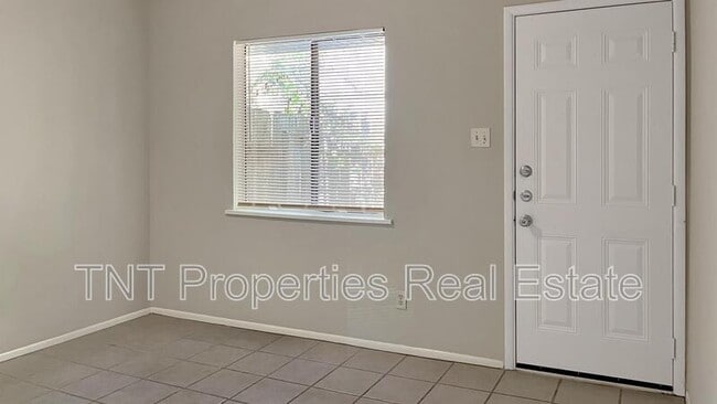 Photo - 1925 Pine Tree Dr Unit B