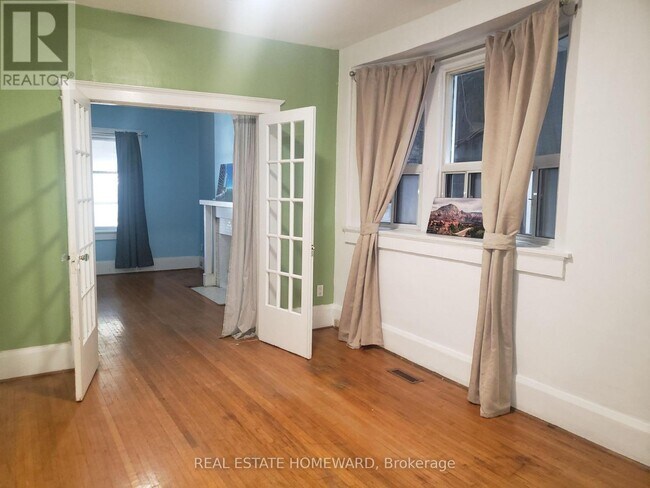 Photo - 687 Dupont St