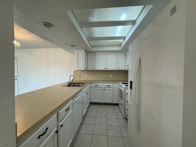 Photo - 1825 Sq Ft- 3 Bed/2Bath Duplex- All Appliances Included