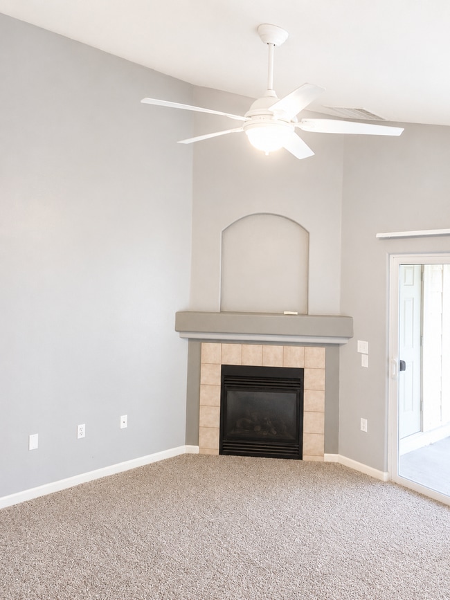 Building Photo - Inviting 2 Bedroom 2 Bath Top Floor Condo - Available August 10!