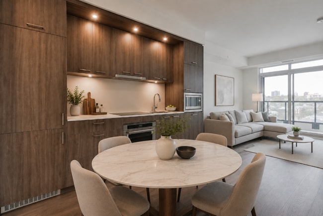 Cuisine avec suffisamment d'espace pour une table de 4 personnes / Salon spacieux et lumineux avec accès à un balcon - 858 Dupont St Unité 621