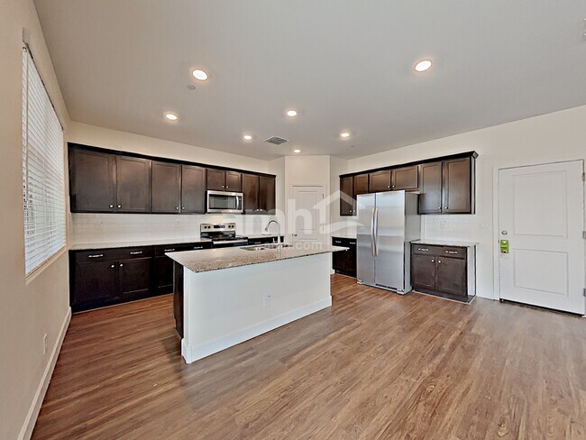 Photo - 5921 W Larkspur Dr