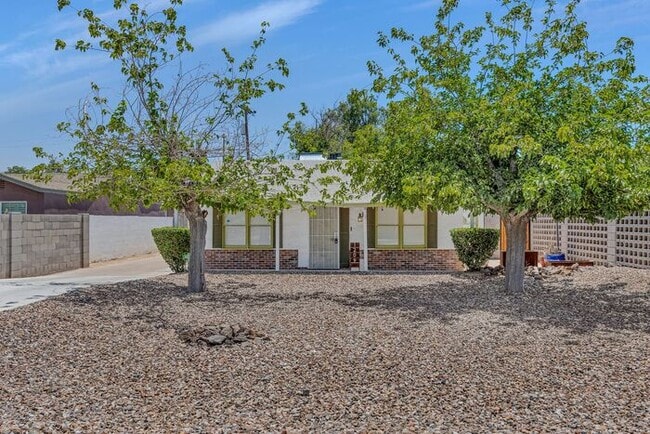 Building Photo - Charming home located in a highly convenient central Phoenix area