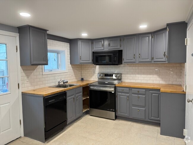Building Photo - 161 Old Castle Point Rd Unit 161-2 Rental