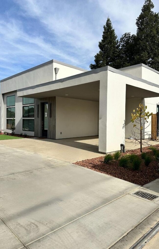 Building Photo - 309 W Roseburg Ave Rental