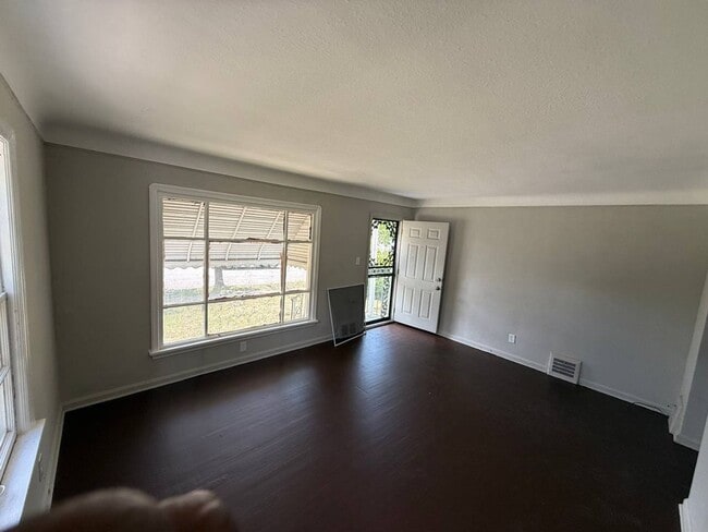 Photo - 3-Bedroom Cozy Colonial House