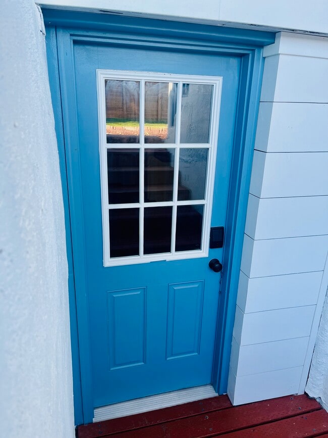 Building Photo - 7816 E Victory Rd Unit Basement Studio