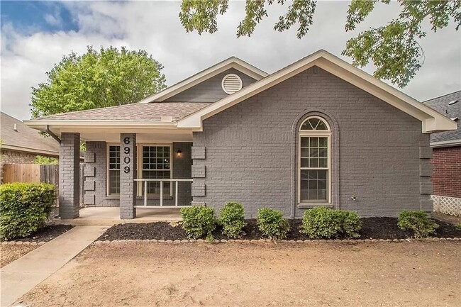 Building Photo - 6909 Bentley Ave Rental