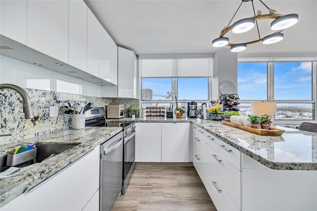 Photo - 600 NE 36th St Unidad 1723