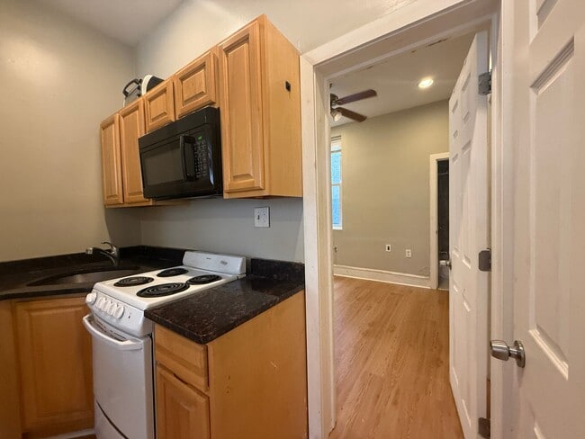 Photo - 1828 W Diamond St Unit 1F