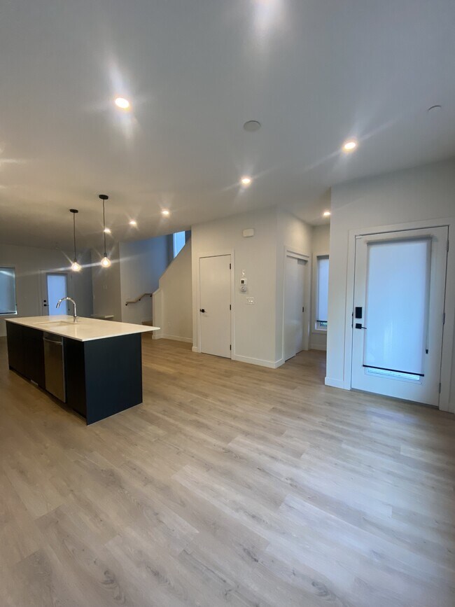 Photo - KL28-KL27 27 St SW Unit U1 -3002