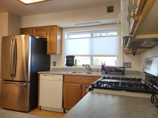 Kitchen - 18 Beachwood Bay Dr