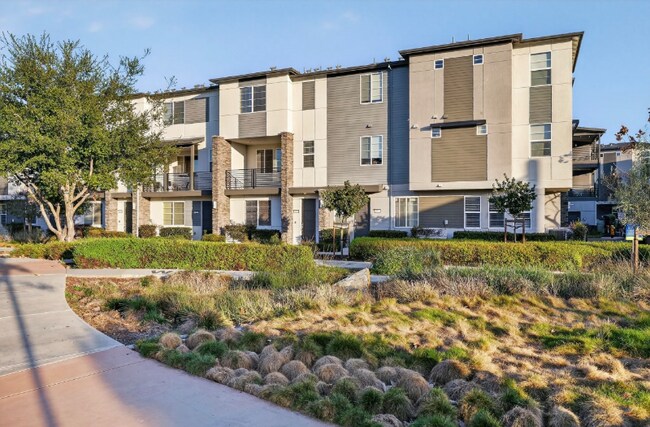 Building Photo - 392 Line St