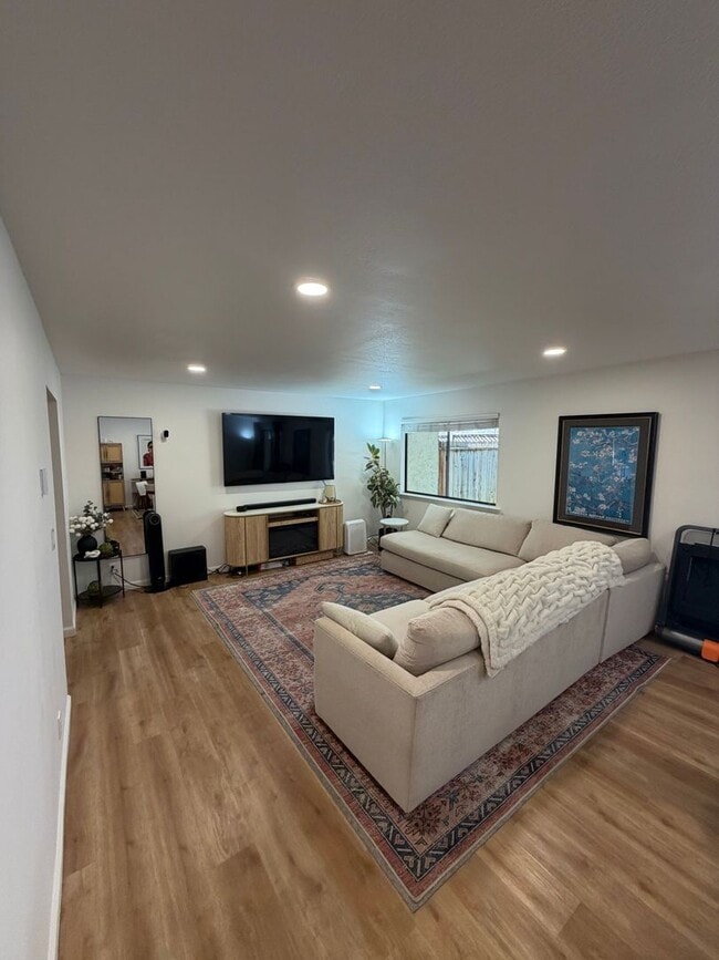 Photo - 457 Tyndall St