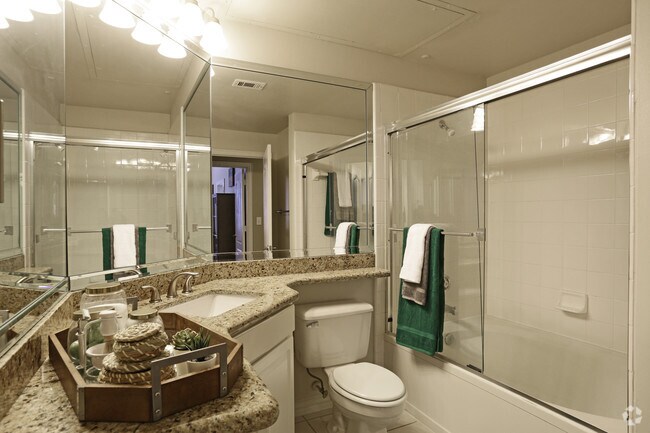 1BR,1BA W/DEN - 1000SF B1 - BATHROOM